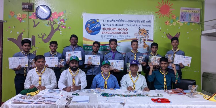 ল্যাবরেটরী স্কুল এন্ড কলেজে স্কাউটদের ক্যাম্প সনদ ও স্মারক প্রদান