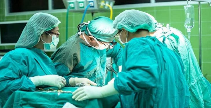 সার্জারি করার সময় ডাক্তাররা কেন সবুজ পোশাক পরেন?
