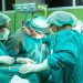 সার্জারি করার সময় ডাক্তাররা কেন সবুজ পোশাক পরেন?