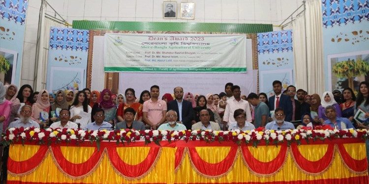 ডিনস অ্যাওয়ার্ড পেলেন শেকৃবি’র ১১৫ শিক্ষার্থী