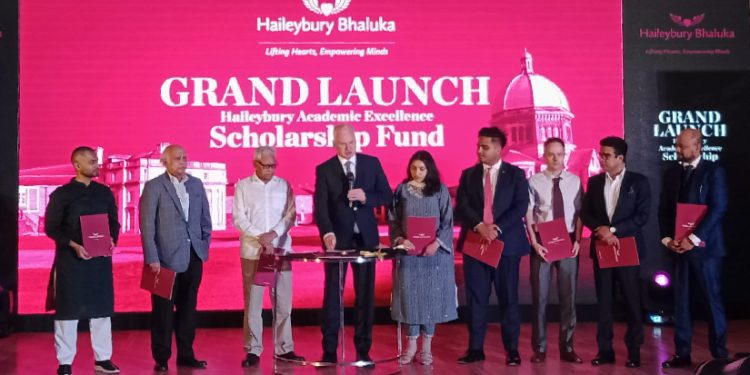 ১৫ মিলিয়ন ডলারের অ্যাকাডেমিক এক্সেলেন্স স্কলারশিপ বাংলাদেশী শিক্ষার্থীদের জন্য