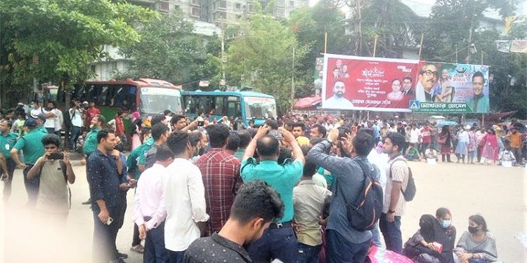 এক দফা দাবিতে আবারও অবরোধ সাত কলেজের শিক্ষার্থীদের
