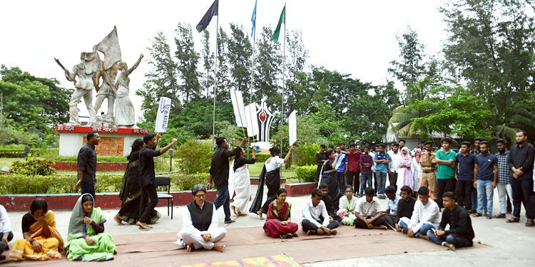 নোবিপ্রবিতে মঞ্চস্থ হলো পথনাটক ‘পথরেখায় বঙ্গবন্ধু’