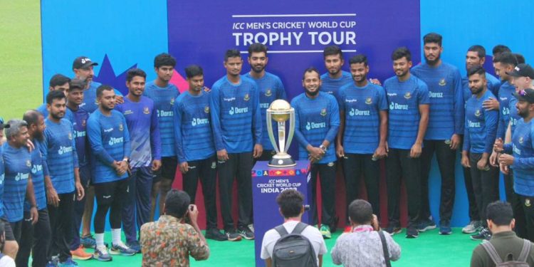 বিশ্বকাপ ট্রফি এলো ‘হোম অব ক্রিকেট’ খ্যাত মিরপুর শেরেবাংলা জাতীয় ক্রিকেট স্টেডিয়ামে