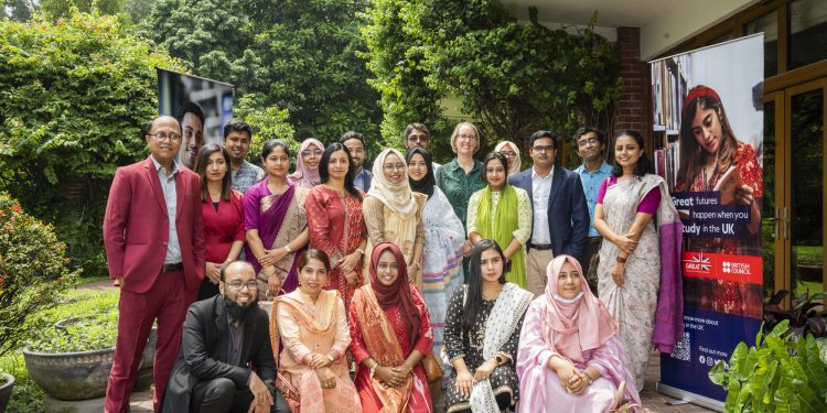 কমনওয়েলথ বৃত্তিপ্রাপ্ত ২৪ বাংলাদেশি স্কলারকে বাংলাদেশে নিযুক্ত ব্রিটিশ হাইকমিশনার সারাহ কুকের অভিনন্দন