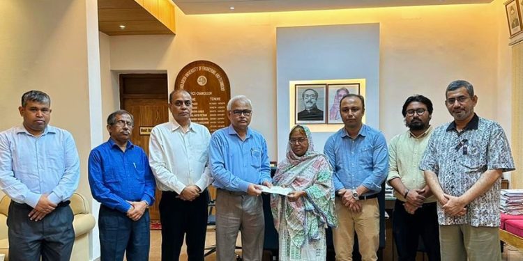 সনির মা'য়ের হাতে ৪০ লাখ টাকার চেক তুলে দিলেন বুয়েট উপাচার্য