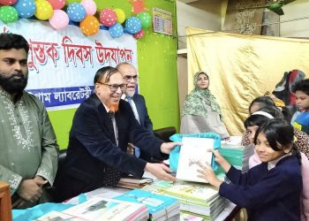 চট্টগ্রাম ল্যাবরেটরী স্কুল এন্ড কলেজে বছরের প্রথম দিনে বই উৎসব