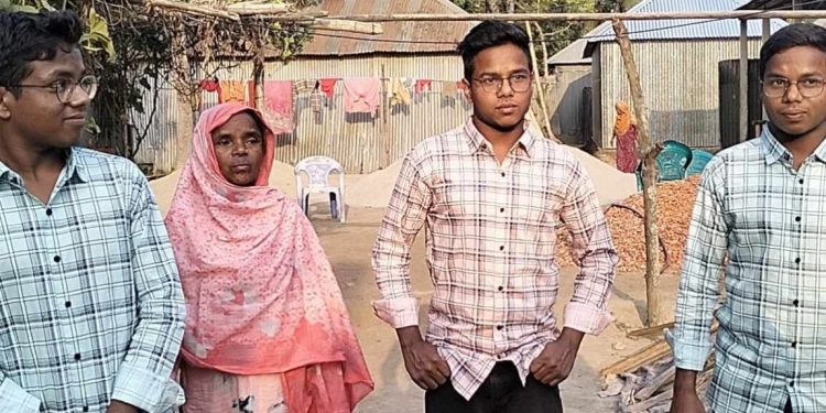 জীবন সংগ্রামী তিন জমজ ভাই এখন মেডিকেল কলেজের ছাত্র!