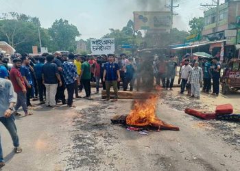সড়ক অবরোধ ও ক্লাস-পরীক্ষা বর্জন কর্মসূচি পালন করছে চুয়েট শিক্ষার্থীরা