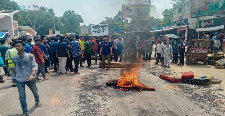 সড়ক অবরোধ ও ক্লাস-পরীক্ষা বর্জন কর্মসূচি পালন করছে চুয়েট শিক্ষার্থীরা