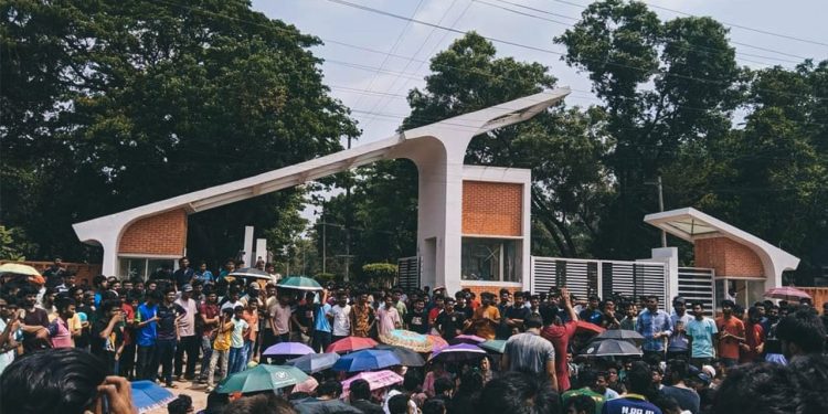 চুয়েট আন্দোলন স্থগিত, ক্লাসে ফিরবে শিক্ষার্থীরা