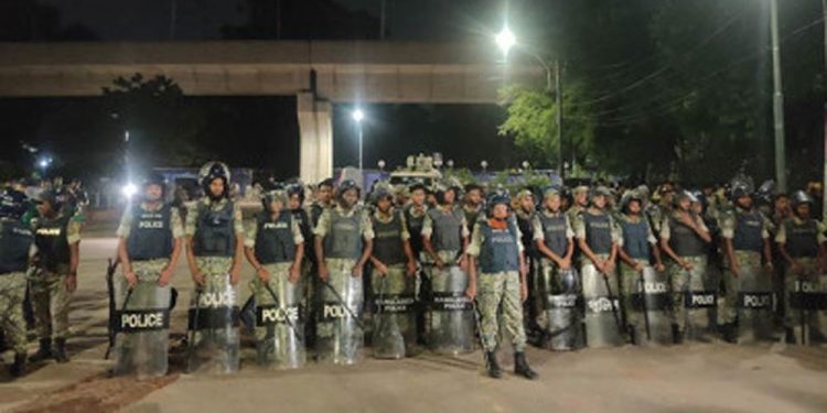 ক্যাম্পাসে বহিরাগতদের ঠেকাতে পুলিশ মোতায়েন ঃ প্রক্টর