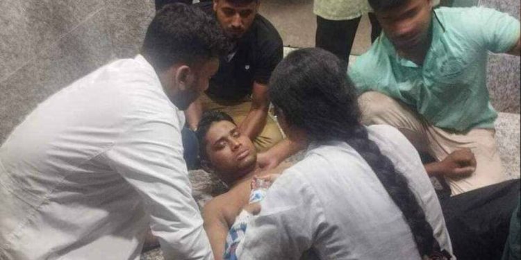 আনসার সদস্যদের সঙ্গে শিক্ষার্থীদের সংঘর্ষে সমন্বয়ক হাসনাত আব্দুল্লাহসহ আহত প্রায় ৩০ জন