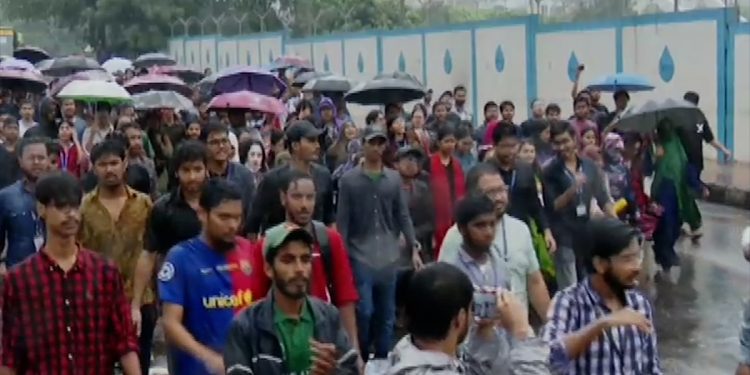 হত্যাকাণ্ডে দায়ীদের বিচারের দাবিতে বেসরকারি বিশ্ববিদ্যালয়ের শিক্ষার্থীদের মিছিল