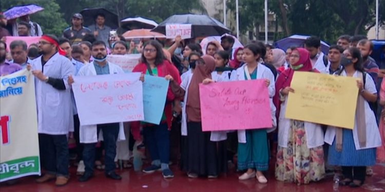 মেডিকেল, ডেন্টাল কলেজের শিক্ষক, শিক্ষার্থী ও চিকিৎসকদের প্রতিবাদ সমাবেশ