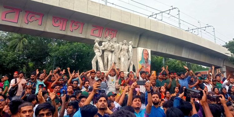 ক্যাম্পাস দখলের রাজনীতি বন্ধ ও সাবেক প্রধানমন্ত্রীর বিচার নিশ্চিতের দাবি জানালো ছাত্র আন্দোলন