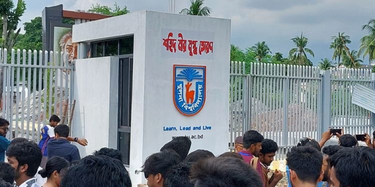 খুলনা বিশ্ববিদ্যালয়ের ‘বিজয় তোরণ’ এখন ‘শহিদ মীর মুগ্ধ তোরণ’