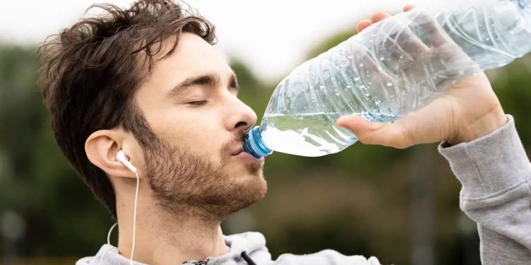 এক লিটারের বোতলে আড়াই লাখ প্লাস্টিক কণা!