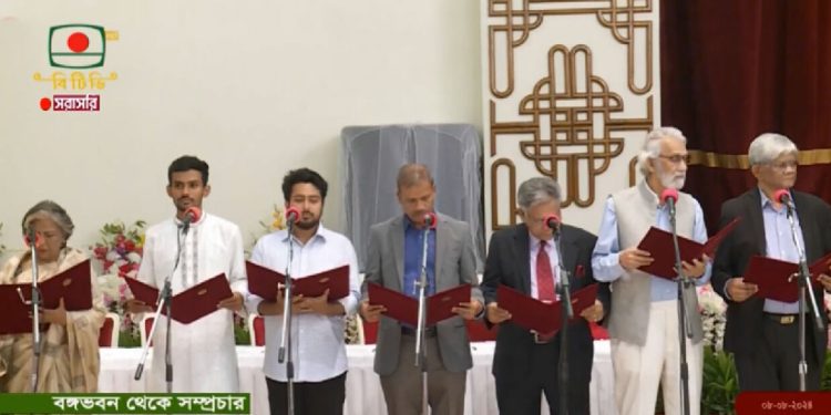 শপথ নিলেন অন্তর্বর্তীকালীন সরকারের প্রধান উপদেষ্টা ও উপদেষ্টাগণ