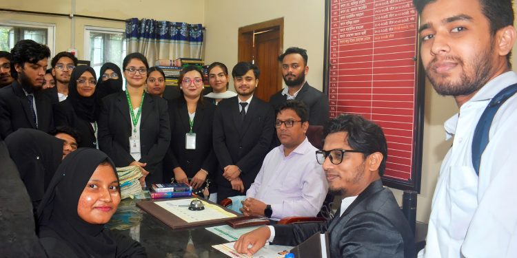 আদালত পরিদর্শনে প্রিমিয়ার ইউনিভার্সিটি আইন বিভাগের শিক্ষার্থীরা