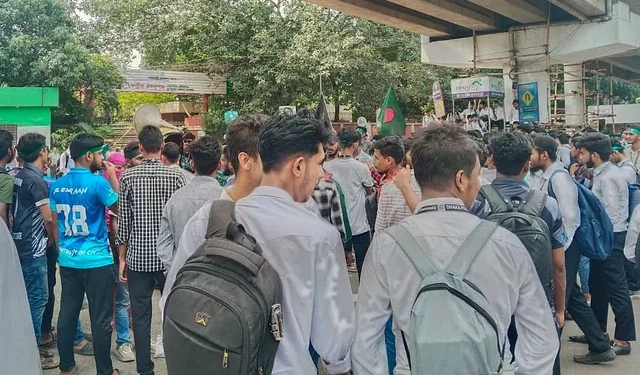 ছয় দফা দাবিতে কারিগরি শিক্ষার্থীদের সড়ক অবরোধ এবং দাবী আদায়