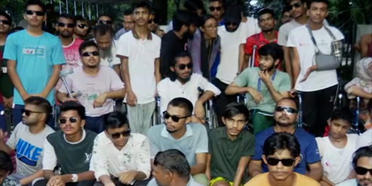 আন্দোলনে আহত ও পঙ্গুত্ববরণকারীরদের অবস্থান কর্মসূচি পালন