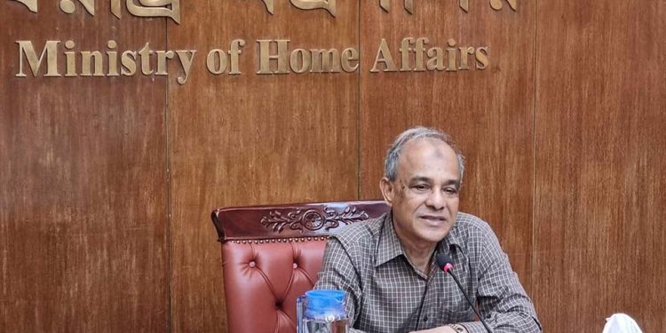 পুলিশের ঘুষ বাণিজ্য ও চাঁদাবাজি বন্ধ করতে হবে - স্বরাষ্ট্র উপদেষ্টা