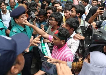 এইচএসসি-সমমানের পরীক্ষার ফলাফল পুণর্মূল্যায়নের দাবিতে শিক্ষা বোর্ড ঘেরাও