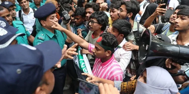 এইচএসসি-সমমানের পরীক্ষার ফলাফল পুণর্মূল্যায়নের দাবিতে শিক্ষা বোর্ড ঘেরাও