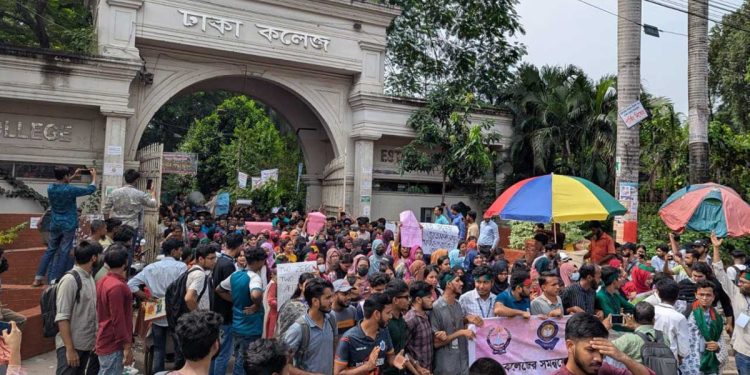 অধিভুক্তি বাতিলের দাবিতে সাত কলেজের শিক্ষার্থীদের ফের অবরোধ ও বিক্ষোভ
