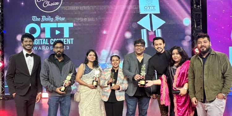 ব্লেন্ডারস চয়েস-দ্য ডেইলি স্টার ওটিটি অ্যাওয়ার্ডে দুটি পুরস্কার জিতলো বিঞ্জ
