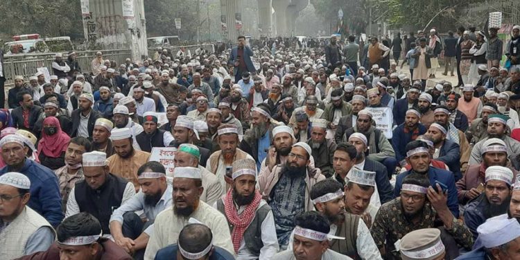 টানা নবম দিন অবস্থান কর্মসূচি পালন করছেন ইবতেদায়ী মাদরাসা শিক্ষকরা