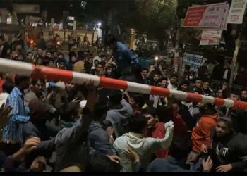 দাবি আদায়ে সাত কলেজ শিক্ষার্থীদের সড়ক অবরোধ ও ঢাবি শিক্ষার্থীদের সাথে সংঘর্ষ!