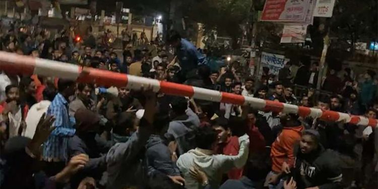 দাবি আদায়ে সাত কলেজ শিক্ষার্থীদের সড়ক অবরোধ ও ঢাবি শিক্ষার্থীদের সাথে সংঘর্ষ!