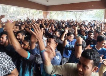 পোষ্য কোটা বাতিলের দাবিতে উত্তাল জাবি, অবরুদ্ধ প্রশাসন