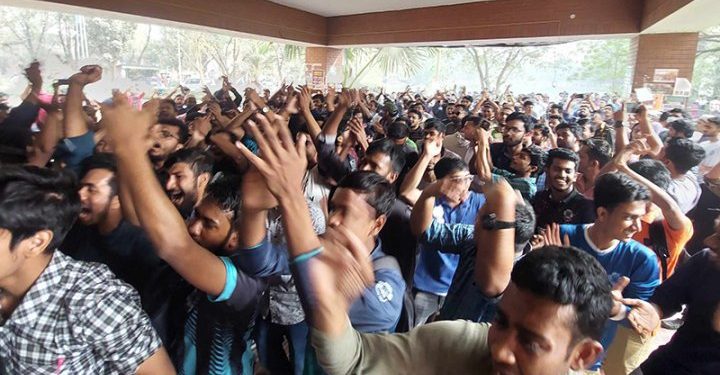 পোষ্য কোটা বাতিলের দাবিতে উত্তাল জাবি, অবরুদ্ধ প্রশাসন