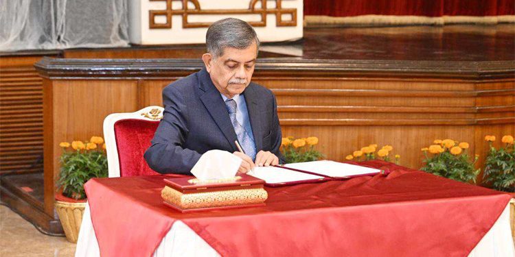 উপদেষ্টা হিসেবে শপথ নিলেন সি আর আবরার