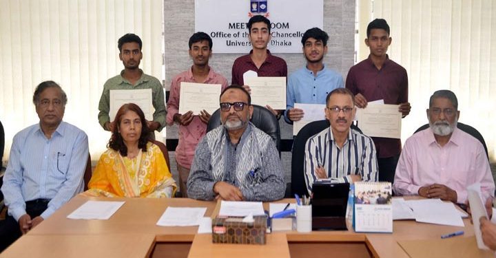 ঢাবির ১২ শিক্ষার্থী পেলেন দুটি ট্রাস্ট ফান্ডের বৃত্তি