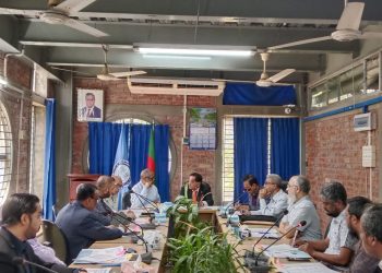 সাউদার্ন ইউনিভার্সিটি বাংলাদেশ এর ৩৮তম অর্থ কমিটির সভা আজ রোববার সকাল সাড়ে ১১টায় স্থায়ী ক্যাম্পাস বায়েজিদ আরেফিন নগরের সম্মেলন কক্ষে অনুষ্ঠিত হয়েছে। অর্থ কমিটি ও বোর্ড অব ট্রাস্টিজের চেয়ারম্যান শিল্পপতি খলিলুর রহমানের সভাপতিত্বে আয়োজিত সভায় ট্রাস্ট সেক্রেটারি অধ্যাপক সরওয়ার জাহান, ট্রাস্ট ভাইস—চেয়ারম্যান শফিক উদ্দিন ও লিয়াকত আলী চৌধুরী, উপাচার্য(ভারপ্রাপ্ত) ড. শরীফ আশরাফউজ্জামান, ট্রাস্টি বোর্ডের সদস্য আব্দুস সালাম, অধ্যাপক ড. ইসরাত জাহান, ফেরদৌস ওয়াহিদ বাপ্পী, অধ্যাপক ড. সালেহ জহুর, অধ্যাপক প্রকৌশলী ড. মোজাম্মেল হক, জমির উদ্দিন ও শাহাদাত হোসেন সহ হিসাব শাখার কর্মকর্তারা উপস্থিত ছিলেন। সভার সার্বিক কার্যবিবরণী উপস্থিত সদস্যদের সামনে তুলে ধরেন কোষাধ্যক্ষ। আলোচনায় ৩৫, ৩৬ ও ৩৭তম অর্থ কমিটির সভার গৃহিত পদক্ষেপ ও প্রস্তাবনা নিশ্চিতকরণ, জুলাই ২০২৪ থেকে ডিসেম্বর ২০২৪ পর্যন্ত আয় ব্যয় বিবরণী উপস্থাপন, ভবন সম্প্রসারণ কাজের বাজেট প্রণয়ন, জমিক্রয়, প্রস্তাবিত বিভিন্ন খরচের অনুমোদন সহ বিবিধ বিষয় নিয়ে আলোচনা করা হয়। ভবিষ্যতে ইউনিভার্সিটিকে আরও সাফল্যের পথে এগিয়ে নিতে ঐক্যবদ্ধভাবে কাজ করার আশাবাদ ব্যক্ত করে সভার সমাপ্তি ঘোষণা করেন সভাপতি খলিলুর রহমান।