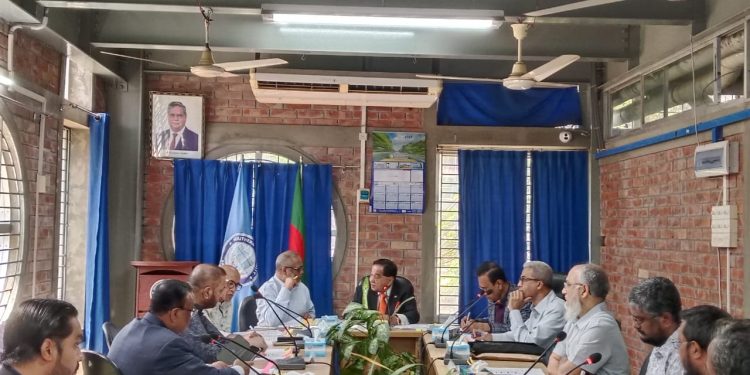 সাউদার্ন ইউনিভার্সিটি বাংলাদেশ এর ৩৮তম অর্থ কমিটির সভা আজ রোববার সকাল সাড়ে ১১টায় স্থায়ী ক্যাম্পাস বায়েজিদ আরেফিন নগরের সম্মেলন কক্ষে অনুষ্ঠিত হয়েছে। অর্থ কমিটি ও বোর্ড অব ট্রাস্টিজের চেয়ারম্যান শিল্পপতি খলিলুর রহমানের সভাপতিত্বে আয়োজিত সভায় ট্রাস্ট সেক্রেটারি অধ্যাপক সরওয়ার জাহান, ট্রাস্ট ভাইস—চেয়ারম্যান শফিক উদ্দিন ও লিয়াকত আলী চৌধুরী, উপাচার্য(ভারপ্রাপ্ত) ড. শরীফ আশরাফউজ্জামান, ট্রাস্টি বোর্ডের সদস্য আব্দুস সালাম, অধ্যাপক ড. ইসরাত জাহান, ফেরদৌস ওয়াহিদ বাপ্পী, অধ্যাপক ড. সালেহ জহুর, অধ্যাপক প্রকৌশলী ড. মোজাম্মেল হক, জমির উদ্দিন ও শাহাদাত হোসেন সহ হিসাব শাখার কর্মকর্তারা উপস্থিত ছিলেন। সভার সার্বিক কার্যবিবরণী উপস্থিত সদস্যদের সামনে তুলে ধরেন কোষাধ্যক্ষ। আলোচনায় ৩৫, ৩৬ ও ৩৭তম অর্থ কমিটির সভার গৃহিত পদক্ষেপ ও প্রস্তাবনা নিশ্চিতকরণ, জুলাই ২০২৪ থেকে ডিসেম্বর ২০২৪ পর্যন্ত আয় ব্যয় বিবরণী উপস্থাপন, ভবন সম্প্রসারণ কাজের বাজেট প্রণয়ন, জমিক্রয়, প্রস্তাবিত বিভিন্ন খরচের অনুমোদন সহ বিবিধ বিষয় নিয়ে আলোচনা করা হয়। ভবিষ্যতে ইউনিভার্সিটিকে আরও সাফল্যের পথে এগিয়ে নিতে ঐক্যবদ্ধভাবে কাজ করার আশাবাদ ব্যক্ত করে সভার সমাপ্তি ঘোষণা করেন সভাপতি খলিলুর রহমান।