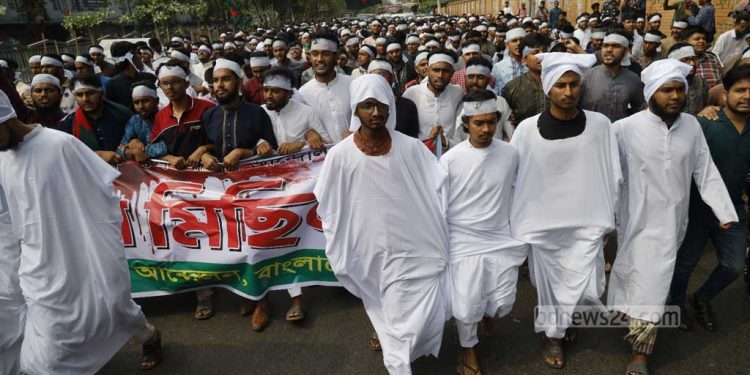কাফনের কাপড়ে রাজপথে পলিটেকনিক শিক্ষার্থীদের গণমিছিল