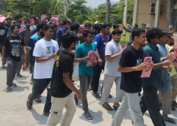 কুয়েট উপাচার্যের অপসারণে আজও আন্দোলন করছে শিক্ষার্থীরা