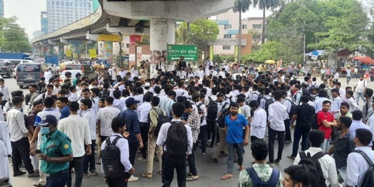 ছয় দফা দাবিতে পলিটেকনিক শিক্ষার্থীদের মহাসড়ক অবরোধ