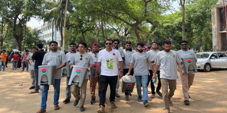 ঢাবিতে ছাত্রদলের উদ্যোগে ডাস্টবিন ও সচেতনতামূলক প্লাকার্ড স্থাপন