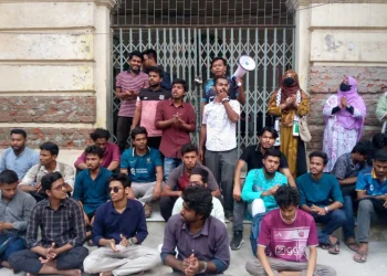 চার দফা দাবিতে ভিসি ভবনে তালা,জবি শিক্ষার্থীদের অবস্থান কর্মসূচি