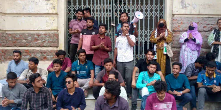 চার দফা দাবিতে ভিসি ভবনে তালা,জবি শিক্ষার্থীদের অবস্থান কর্মসূচি