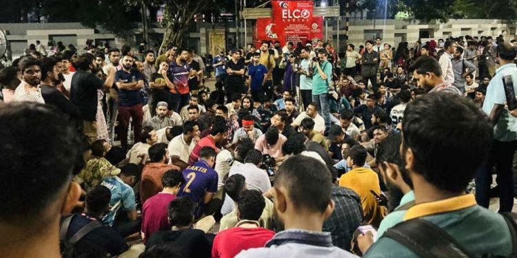 টানা দ্বিতীয় দিনেও রাস্তায় জগন্নাথ বিশ্ববিদ্যালয়ের শিক্ষার্থীরা !