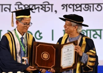 প্রধান উপদেষ্টাকে সম্মানসূচক ডি-লিট ডিগ্রি দিলো চবি