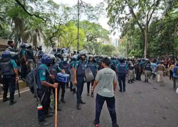 জবি’র যমুনা লংমার্চ কর্মসূচিতে টিয়ারগ্যাস ও সাউণ্ড গ্রেনেড নিক্ষেপ