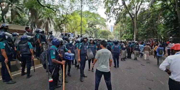 জবি’র যমুনা লংমার্চ কর্মসূচিতে টিয়ারগ্যাস ও সাউণ্ড গ্রেনেড নিক্ষেপ